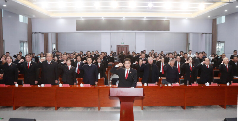 致敬奋斗芳华 传承砥砺初心——泰州中院举行2025年度荣休仪式暨宪法宣誓活动