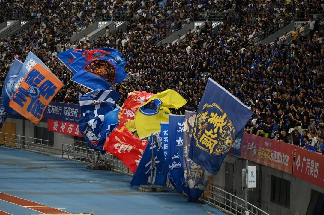 泰州VS连云港——藏蓝聚力，守护主场绿茵盛宴